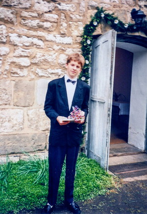Sven Schulze hält bei seiner Konfirmation Blumen in der Hand