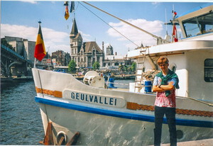 Sven Schulze als junger Mensch steht vor einem Boot