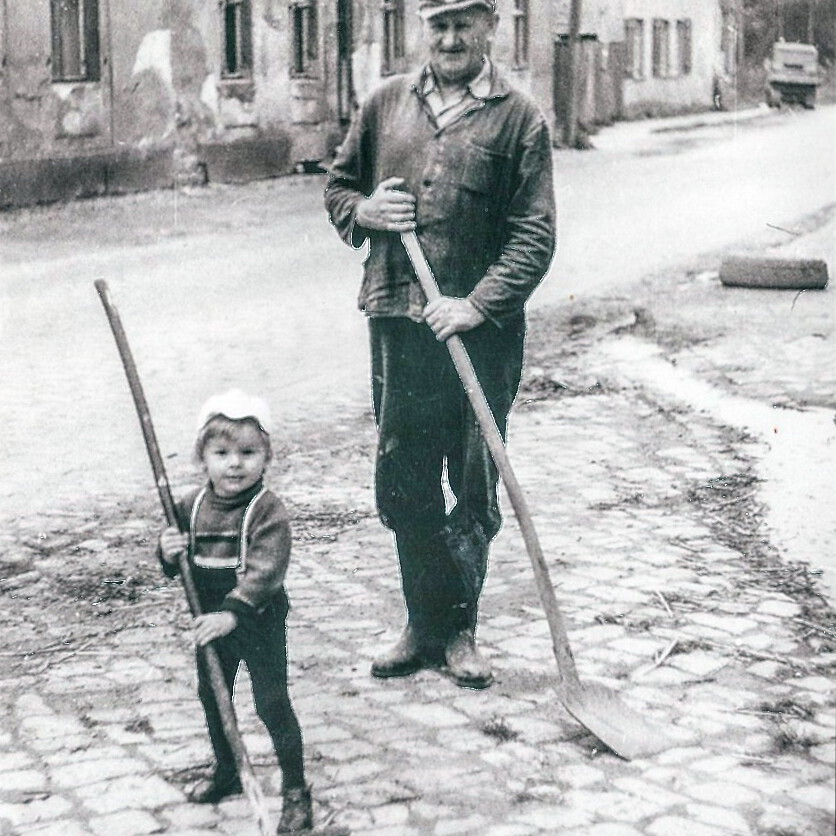 Sven Schulze fegt als Kleinkind mit seinem Opa den Hof