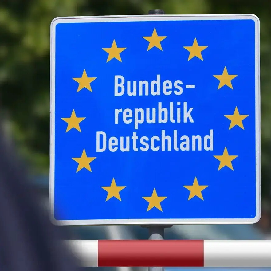 ein blaues Schild mit weißem Text Bundesrepublik Deutschland umgeben von gelber Sternen